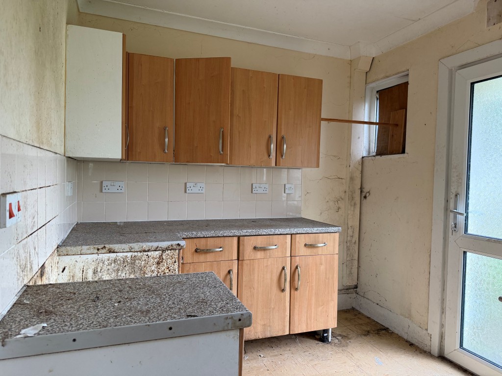 Lot: 130 - TWO-BEDROOM END-TERRACE HOUSE FOR IMPROVEMENT - Kitchen